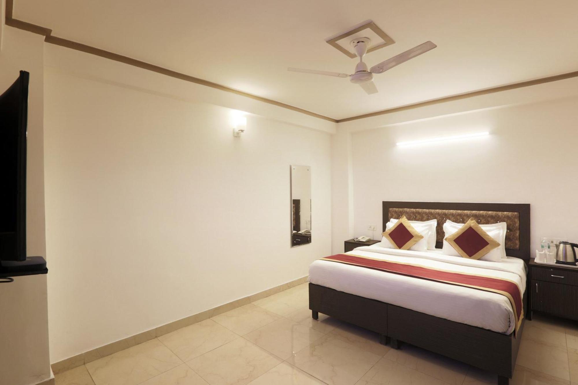 Hotel The Ocean Near Igi Airport Új-Delhi Kültér fotó